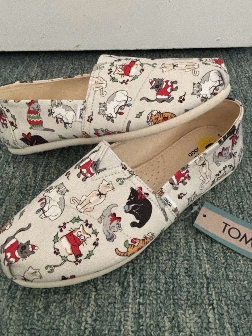 TOMS Belmont Christmas Holiday Cats Canvas Flat Shoes Slip On Womens Size 6 NEW